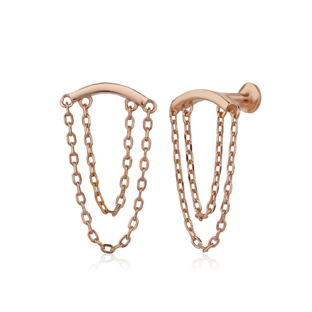 עגיל פירסינג בהברגה עם שרשראות נופלות בציפוי רוז גולד מבית Celia Vera – סטייל נועז ומעודן.