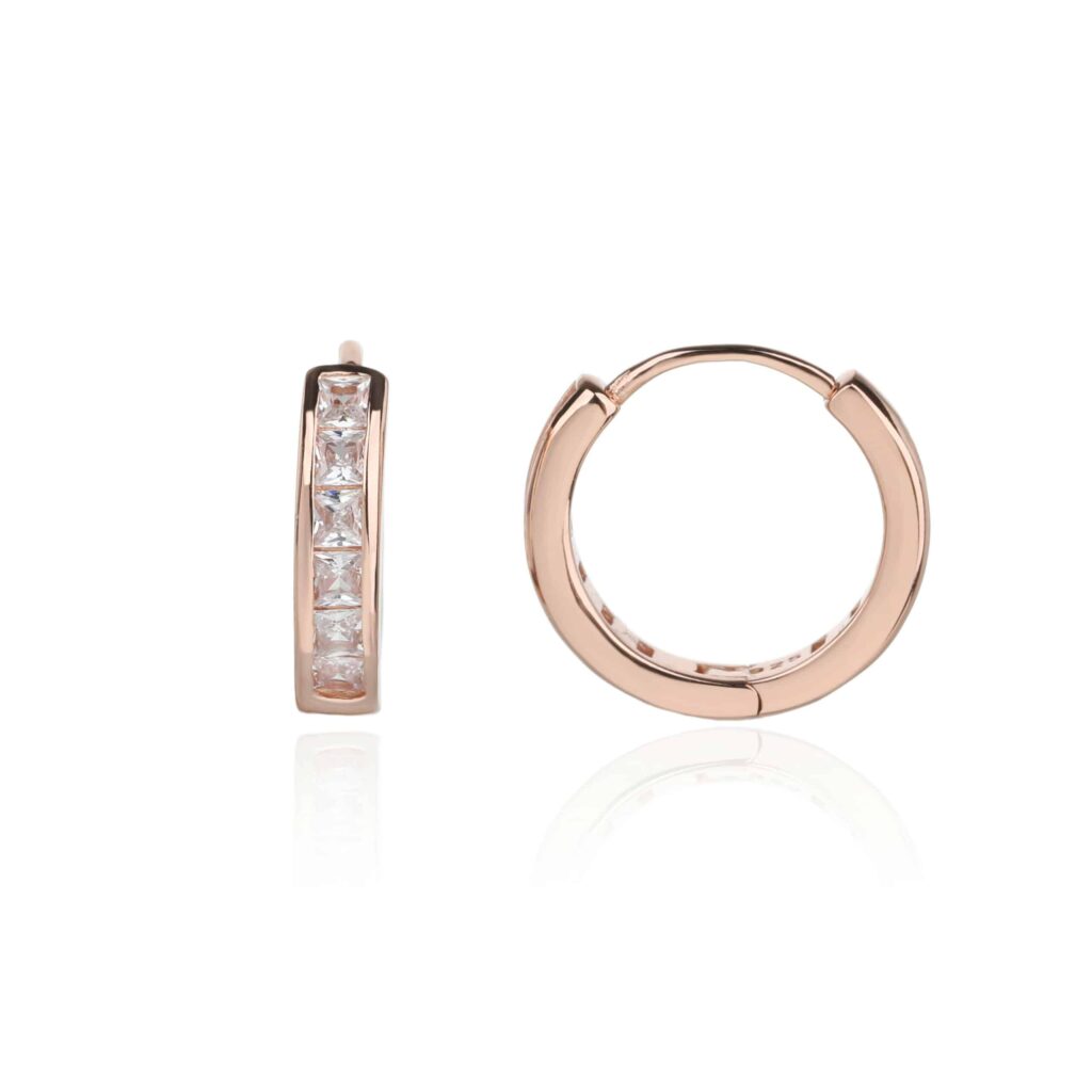 תמונת מוצר של התכשיט עגיל חישוק צמוד לאישה מרוז גולד - C-Vera Jewelry על רקע לבן מסודר ומודגש